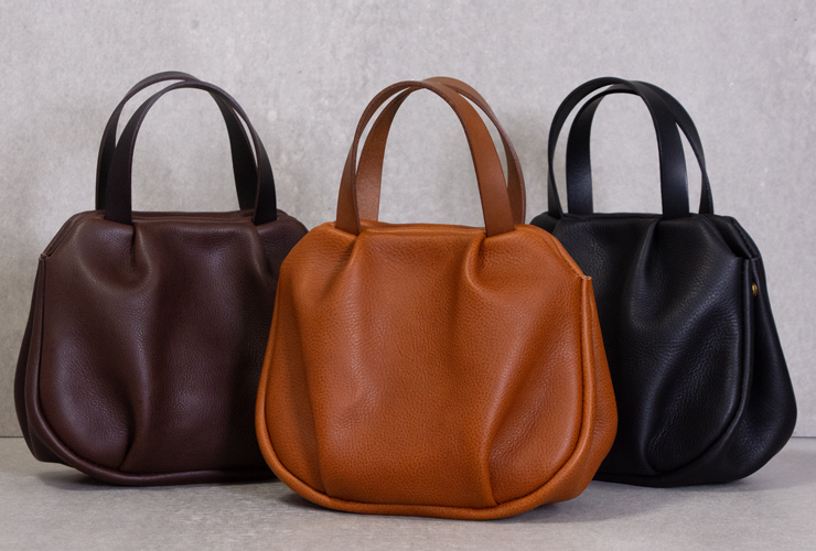 ふっくらとした丸みが可愛らしいレディースハンドバッグ / 革鞄のHERZ