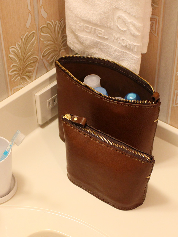 柔らかいのにしっかりと自立する本革スタンドポーチ / 革鞄のHERZ