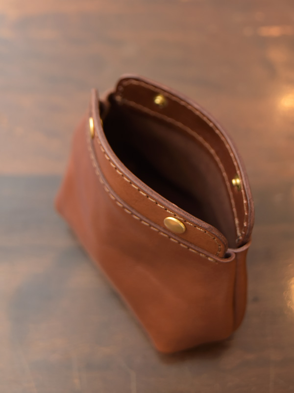 ガマ口のように大きく開くソフトレザーのコロンポーチ / 革鞄のHERZ