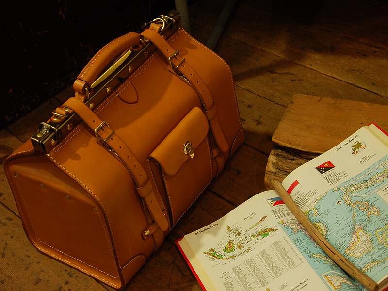 ノスタルジックな旅に誘う大容量の総革グランドストンバッグ / 革鞄の