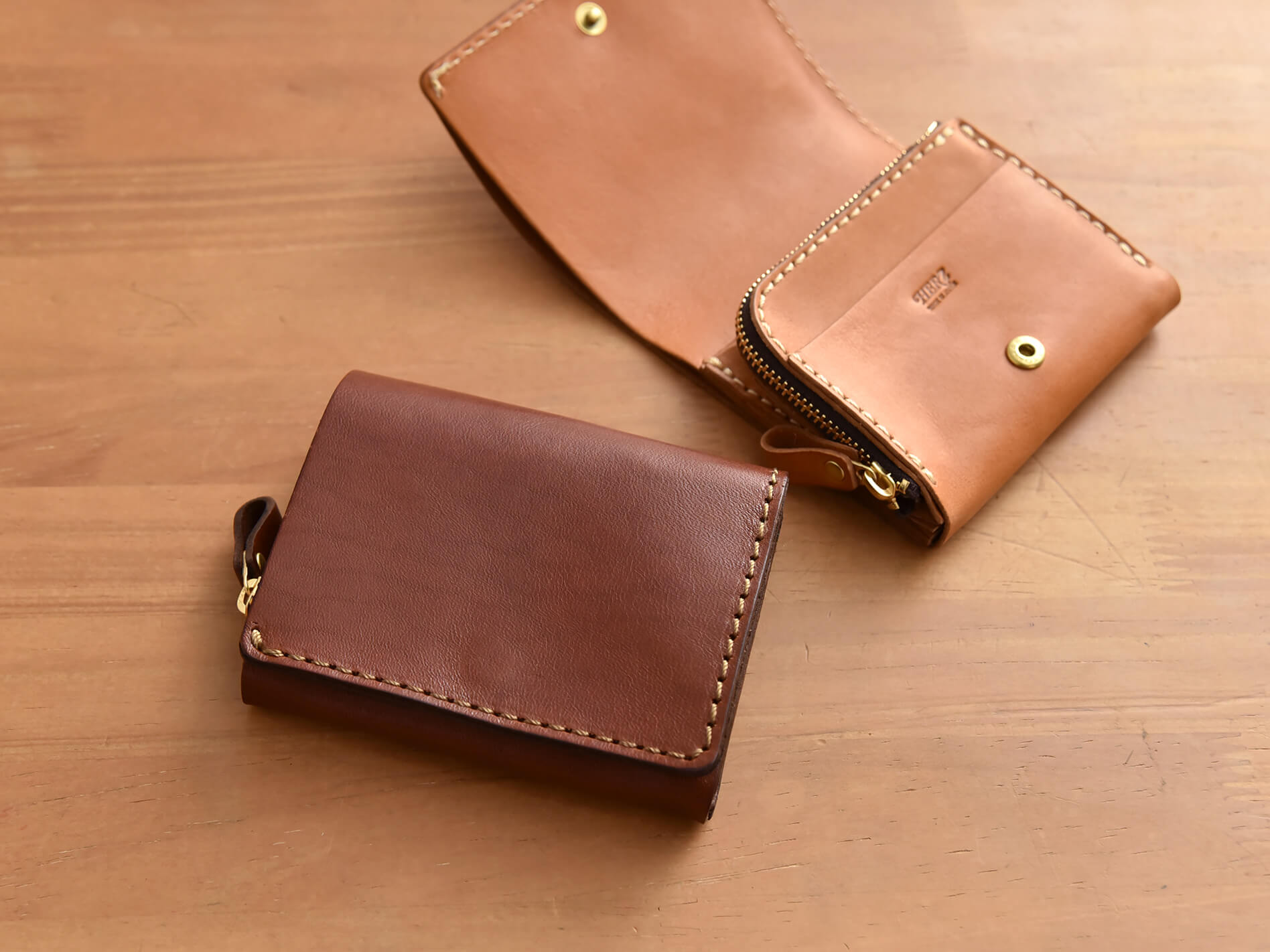 ソフトレザーを使用したコンパクトで使いやすい二つ折り財布 / 革鞄の