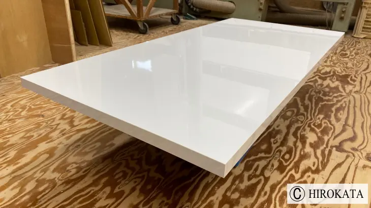 テーブル天板を白の鏡面メラミン化粧板でオーダーメイド