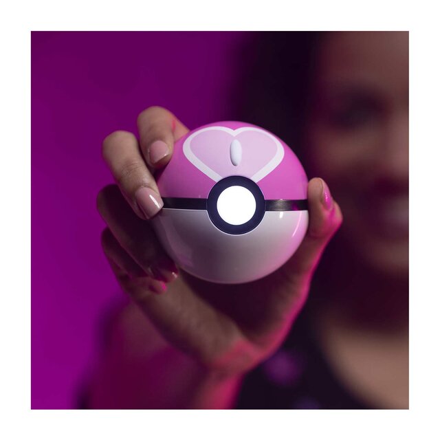 海外ポケセンにて、『ポケモン』ラブラブボールのレプリカが登場