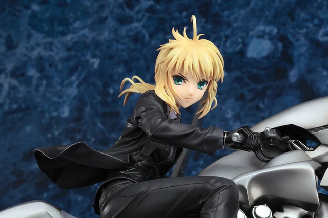 重厚なデザインのバイクを駆る姿が美しい……『Fate/Zero』よりセイバー
