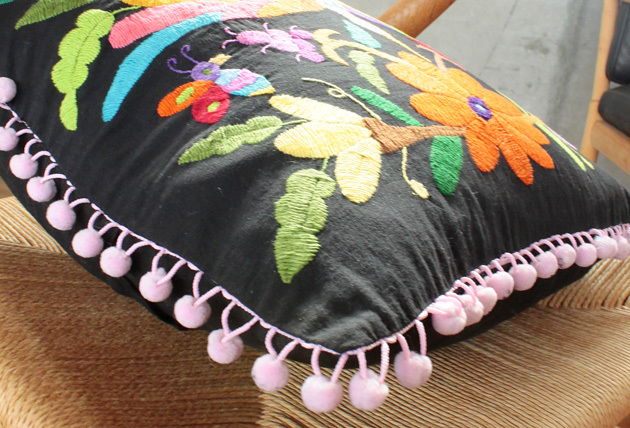 オトミ刺繍クッションカバー