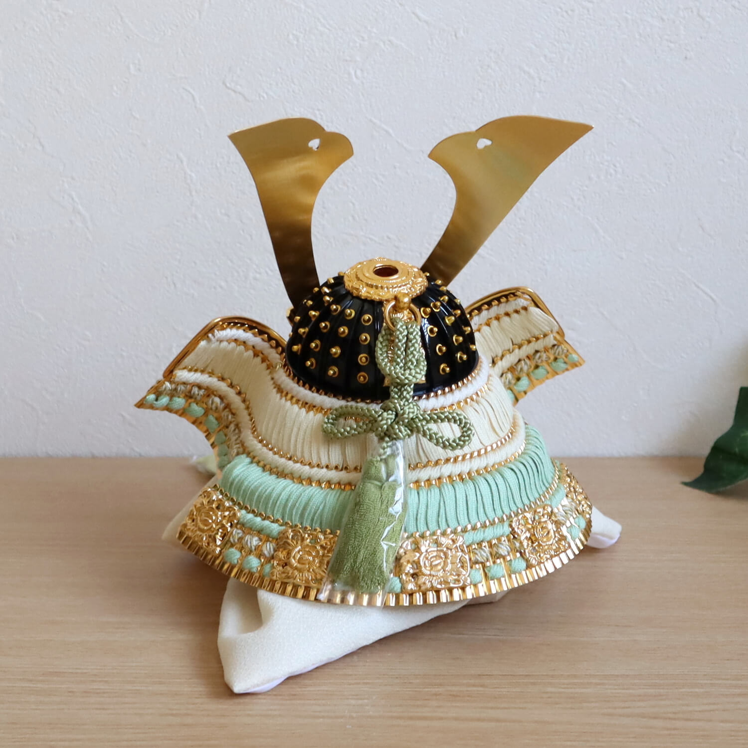 選べる2種類 伝統工芸士 誠山作 (淡黒水色兜/淡萌黄色兜) 済美箔屏風