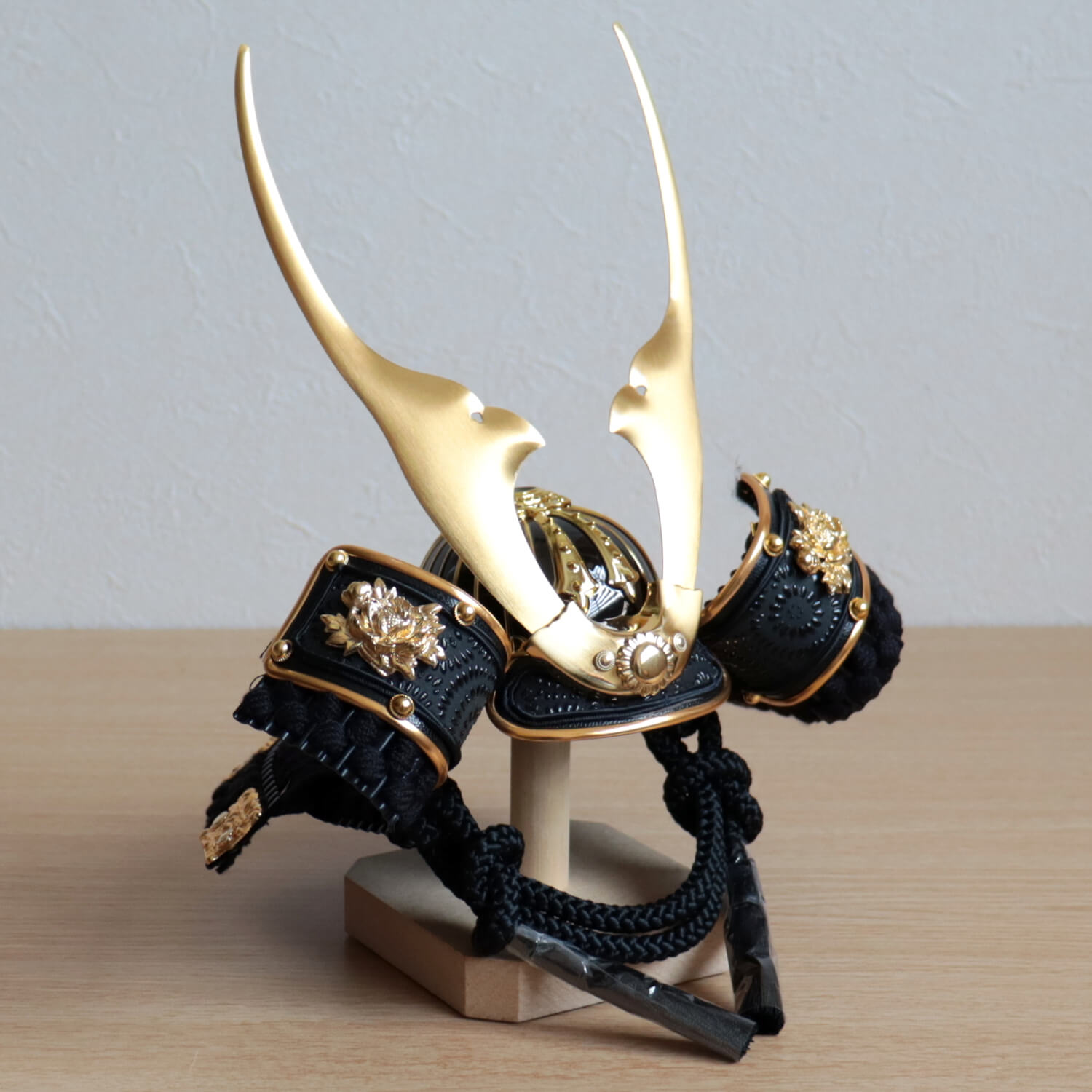 五月人形 ケース飾り 兜 【選べる2種類】漆黒 貫前(ぬきさき)&ゴールド