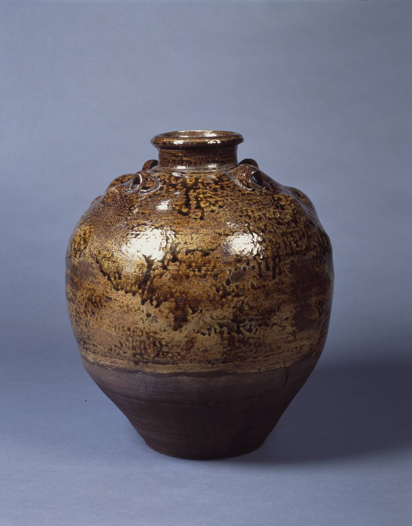 灰釉四耳壺 – 兵庫陶芸美術館 収蔵品データベース