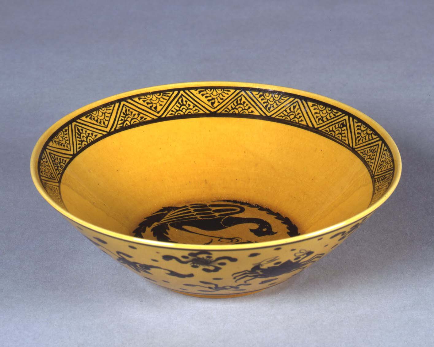 黄釉鉄絵鳳凰魚藻文鉢 – 兵庫陶芸美術館 収蔵品データベース