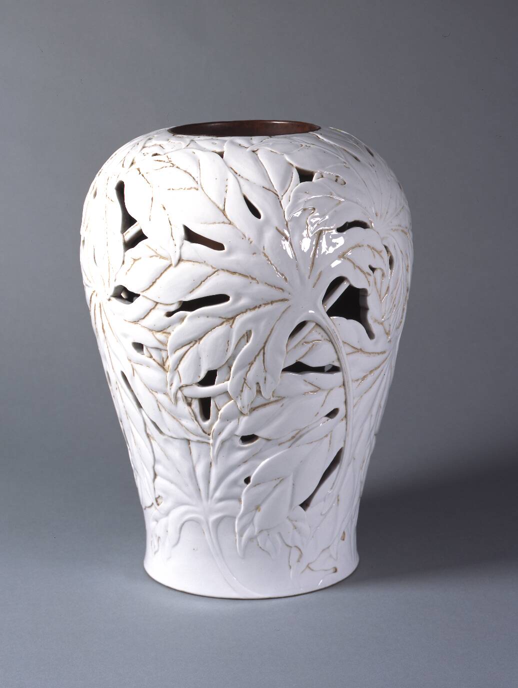 白磁葉文透彫花入 – 兵庫陶芸美術館 収蔵品データベース