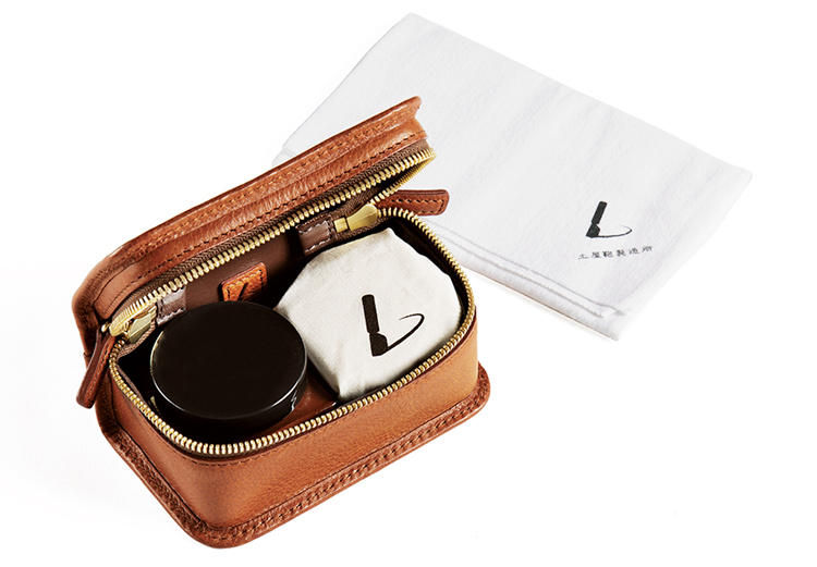土屋鞄製造所のポーチに入った靴磨きセットなら、道具まで愛せそう