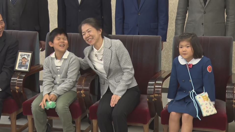 最高の夫で父親だった」9歳息子が父の写真を高々と 平出和也さんが日本