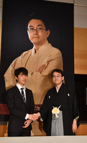 羽生竜王は本気「手ごわい」藤井四段に視線合わせず - 社会 : 日刊スポーツ