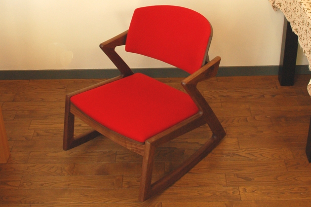 読書に適しているのは「MAY」チェアか「SWING」チェアか？【No.1551