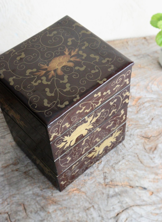 戦前の雛道具♪蒔絵三ツ葉盛上紋様手付き細工棚入御重箱♪金具にくすみ