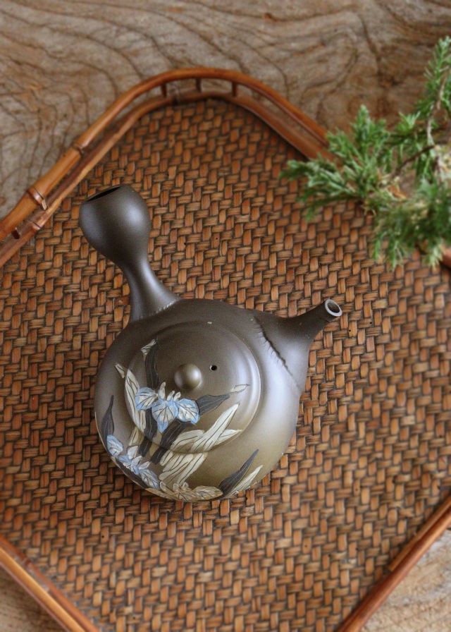 常滑焼 伊藤昭陽作茶窯変あやめ彫急須 煎茶道具 紫砂急須 あやめ紋様