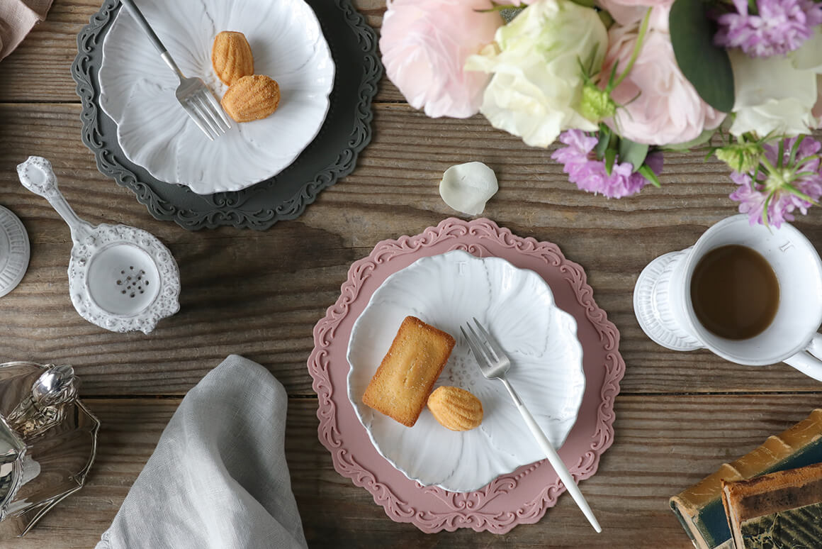 Almaシリコンプレースマットフラワーダークグレー23㎝ サラグレース