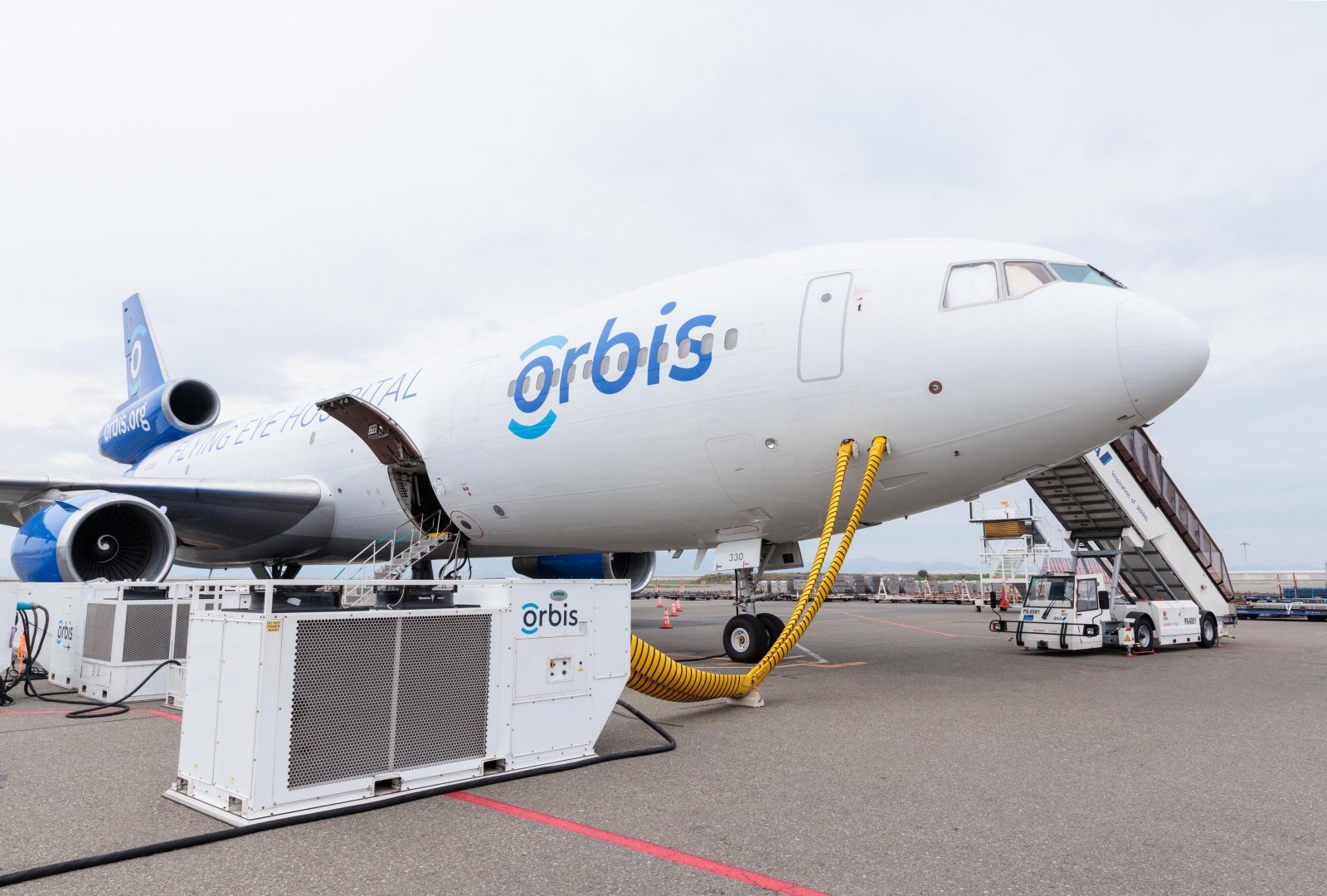 日本に初飛行した“空飛ぶ眼科病院”とは？ 関空に着陸した機内を潜入