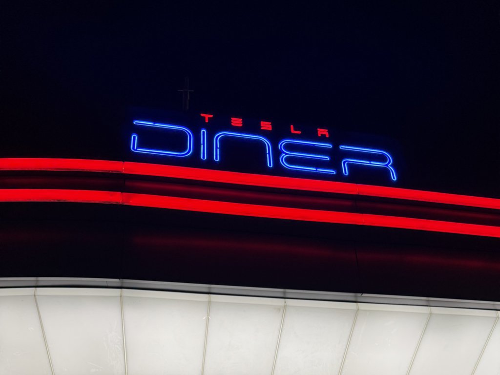 未来を待つ”という期待感。 テスラ・ダイナーが仕掛ける、時間の