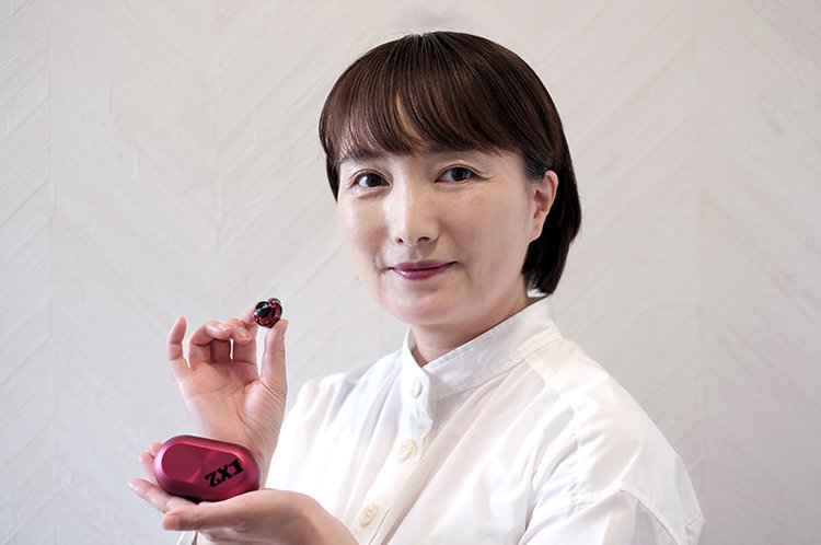 AVIOT「TE-ZX1」はクラシック音楽をどう表現する？ 専門家・飯田 有抄