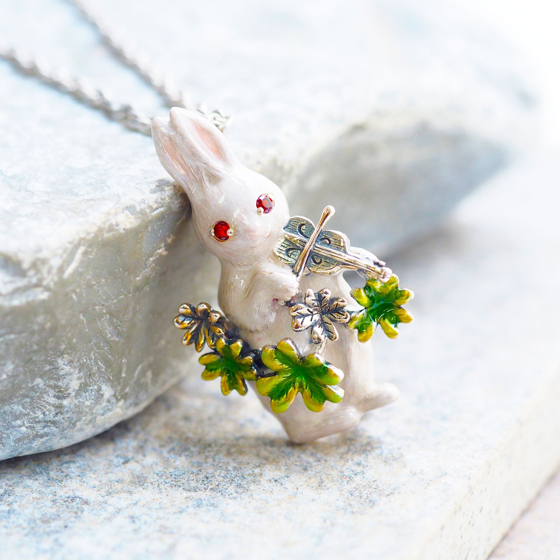 プチボヌールSV ガーネットうさぎブローチ – 碌山ショップ