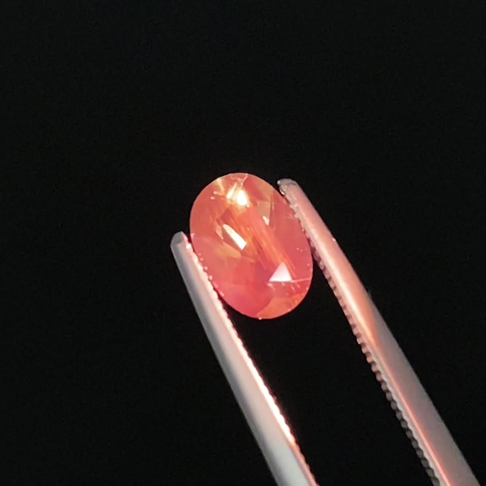 カラーチェンジアンデシン モンゴル産 0.75ct / 7x4.9mm前後