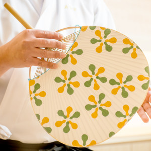 浮世絵に見る暮らしの道具「丸亀うちわ 瓢箪花」を発表 | 木版印刷