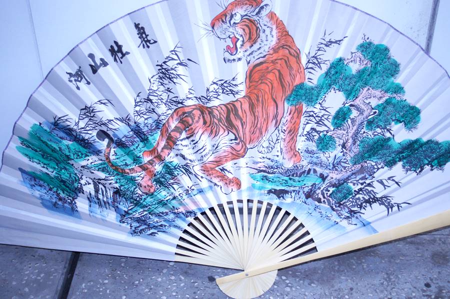 書画 壁掛け 大扇子90cm 虎 「気壮山河」 背景白色 - 横浜中華街天宝