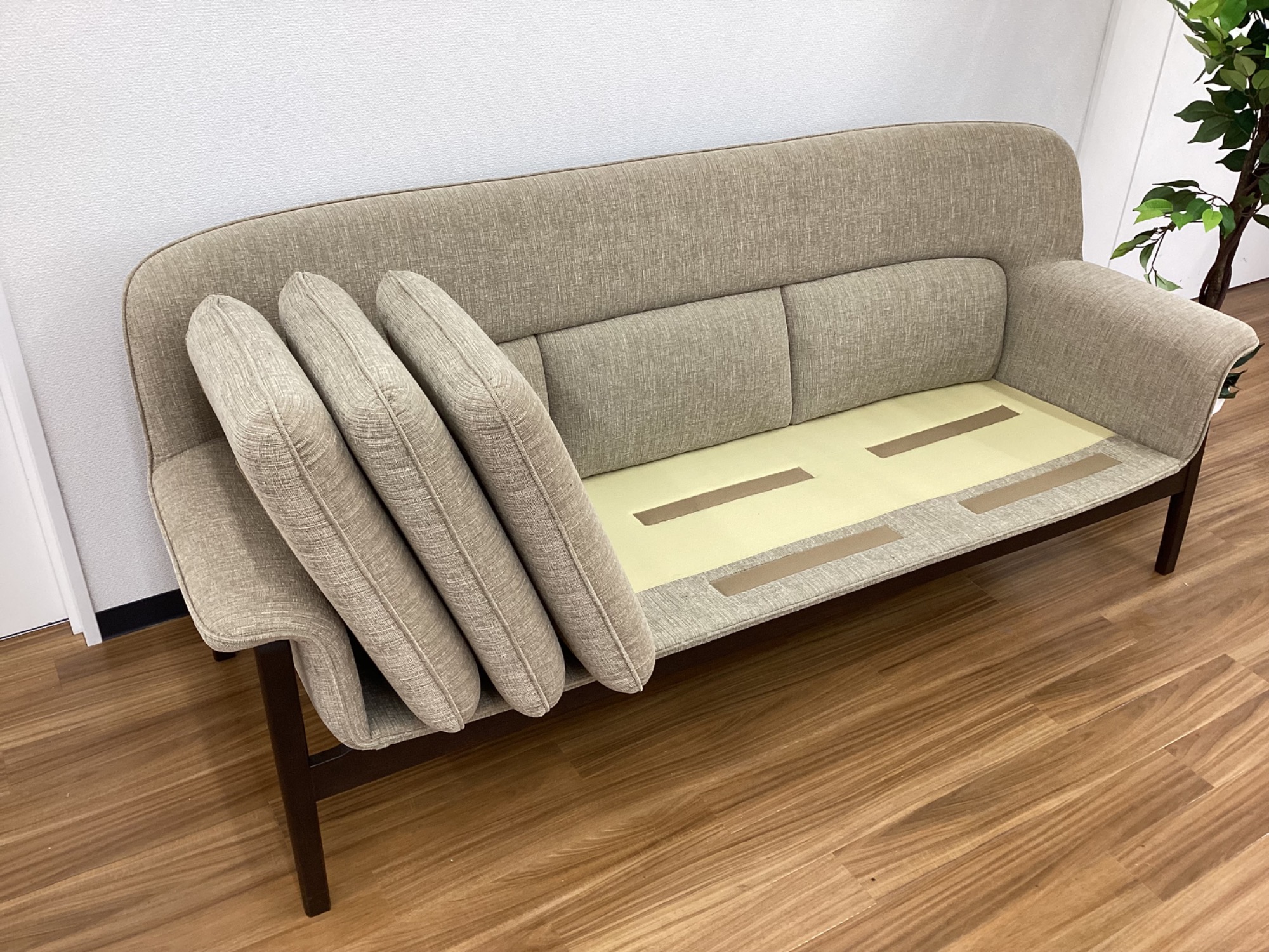 お値段見直しました！ 天童木工 チェントロ 3人掛けソファのご紹介です