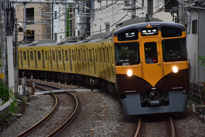 西武2000系「2色塗り(黄色と茶色)」復刻ラッピング車両が登場
