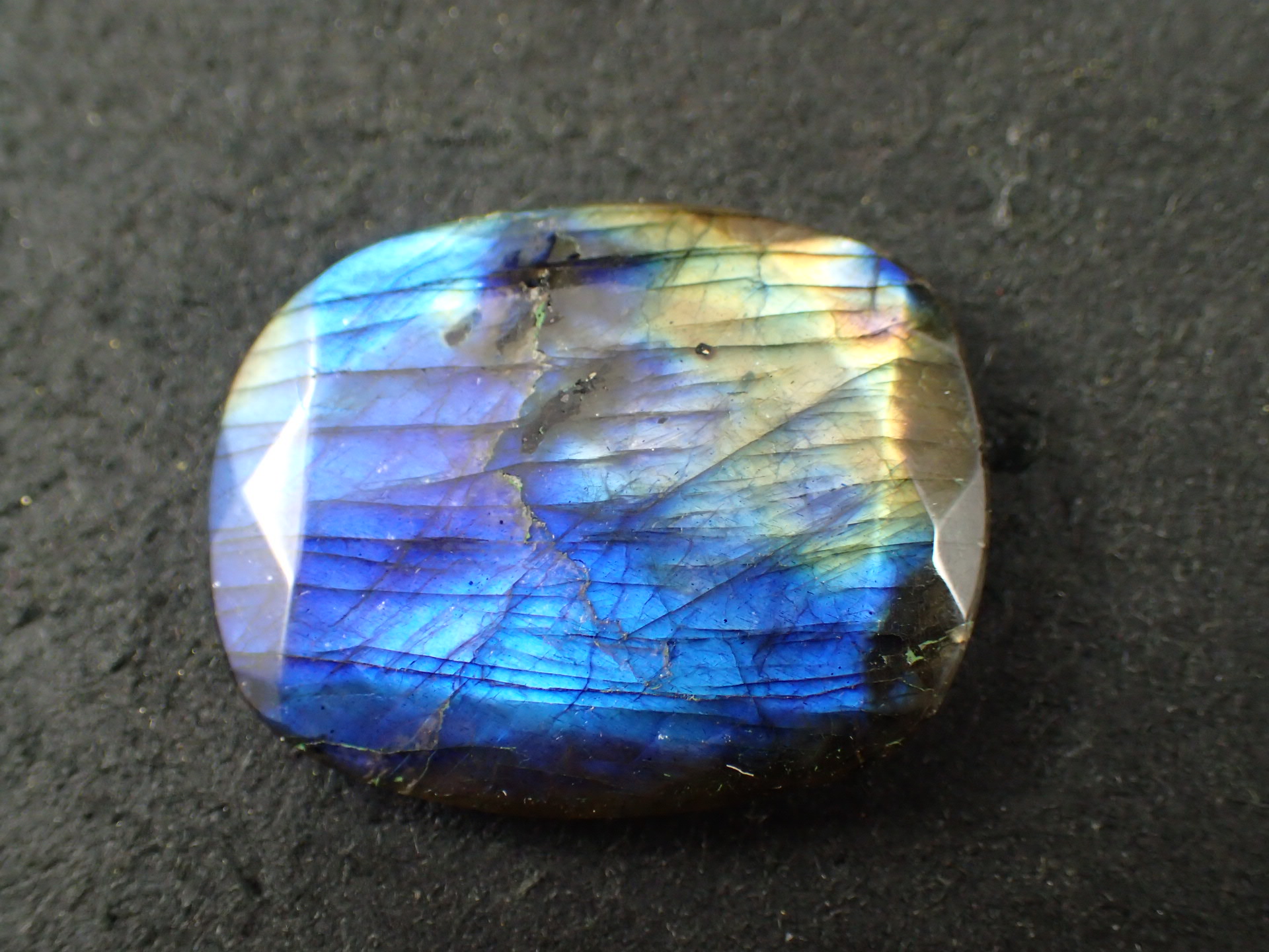 最高品質ラブラドライト(Labradorite) 自由カット マダガスカル 産