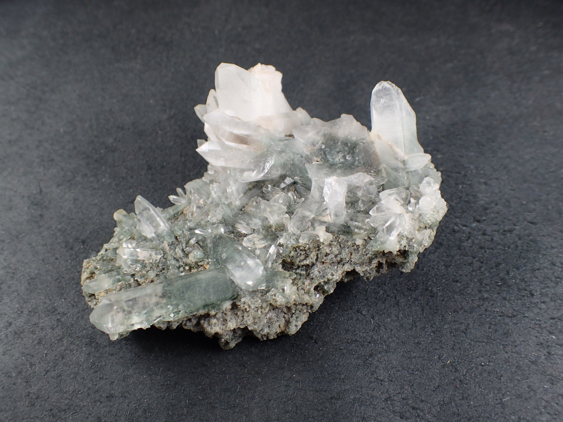 最高品質マニハール水晶クラスター（Quartz) インド・マニハール 産