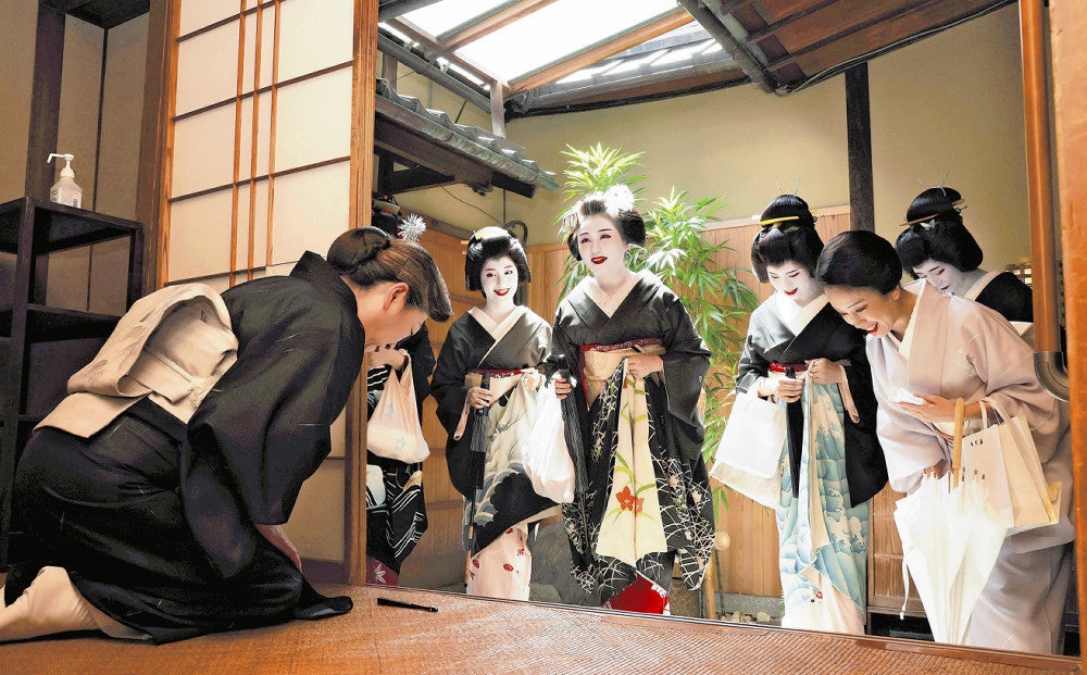 黒紋付きで正装の芸舞妓「おたの申します」…伝統行事「八朔」 : 読売新聞