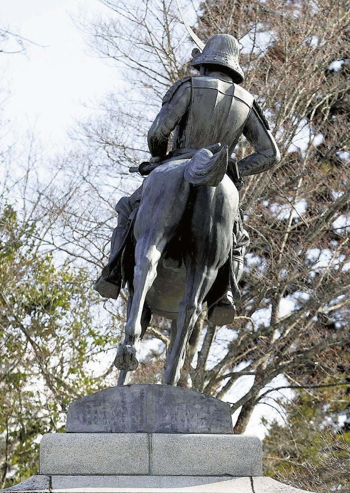 仙台のシンボル・伊達政宗の騎馬像、地震で傾く…青葉城の石垣も崩落