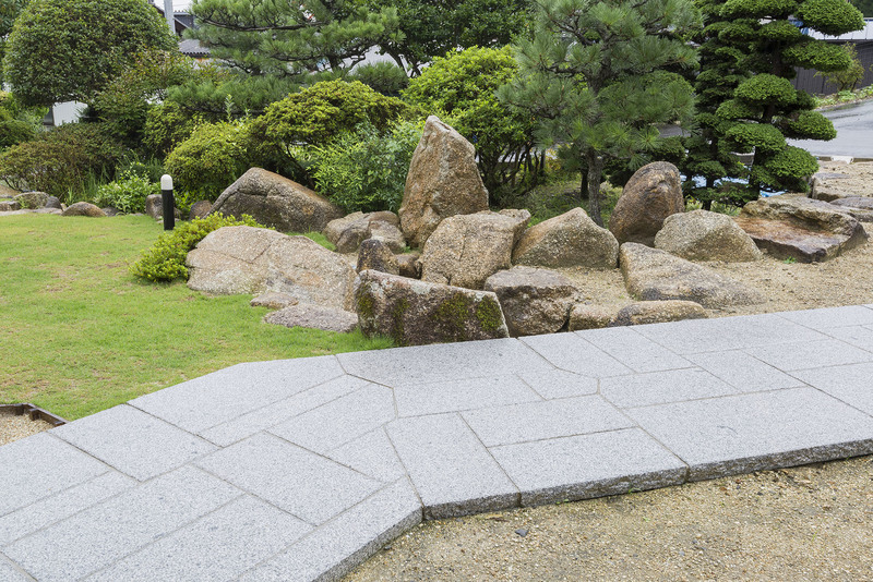 ベトナム産クワンストーン板石 白 五面ノミギリ仕上げ | 造園資材館