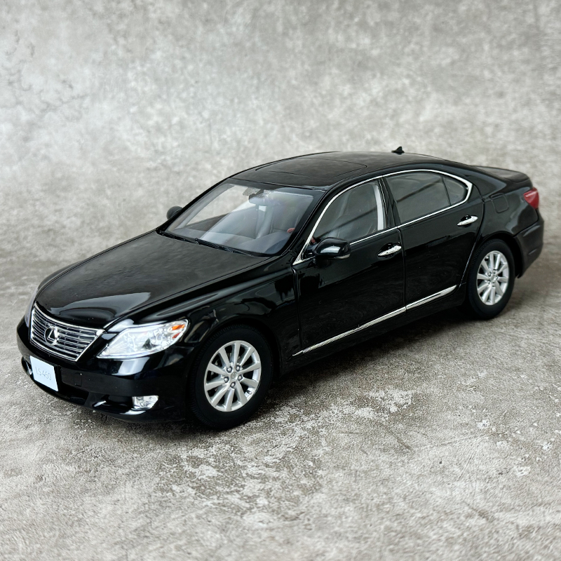 NOREV 1:18 Lexus LS460 Car model Static ornament Car model Holiday