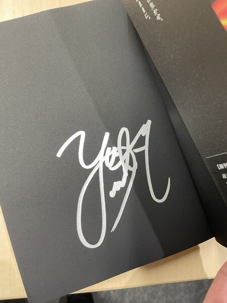 ASCII.jp：ブックファースト新宿店で有名ロックシンガーの直筆サイン本