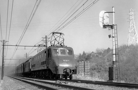 鉄道博物館にムーミンみたいな「EF55 1」がやってきた 珍しい流線型