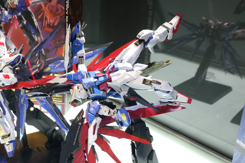 METAL BUILD「ストライクフリーダムガンダム」と「デスティニー