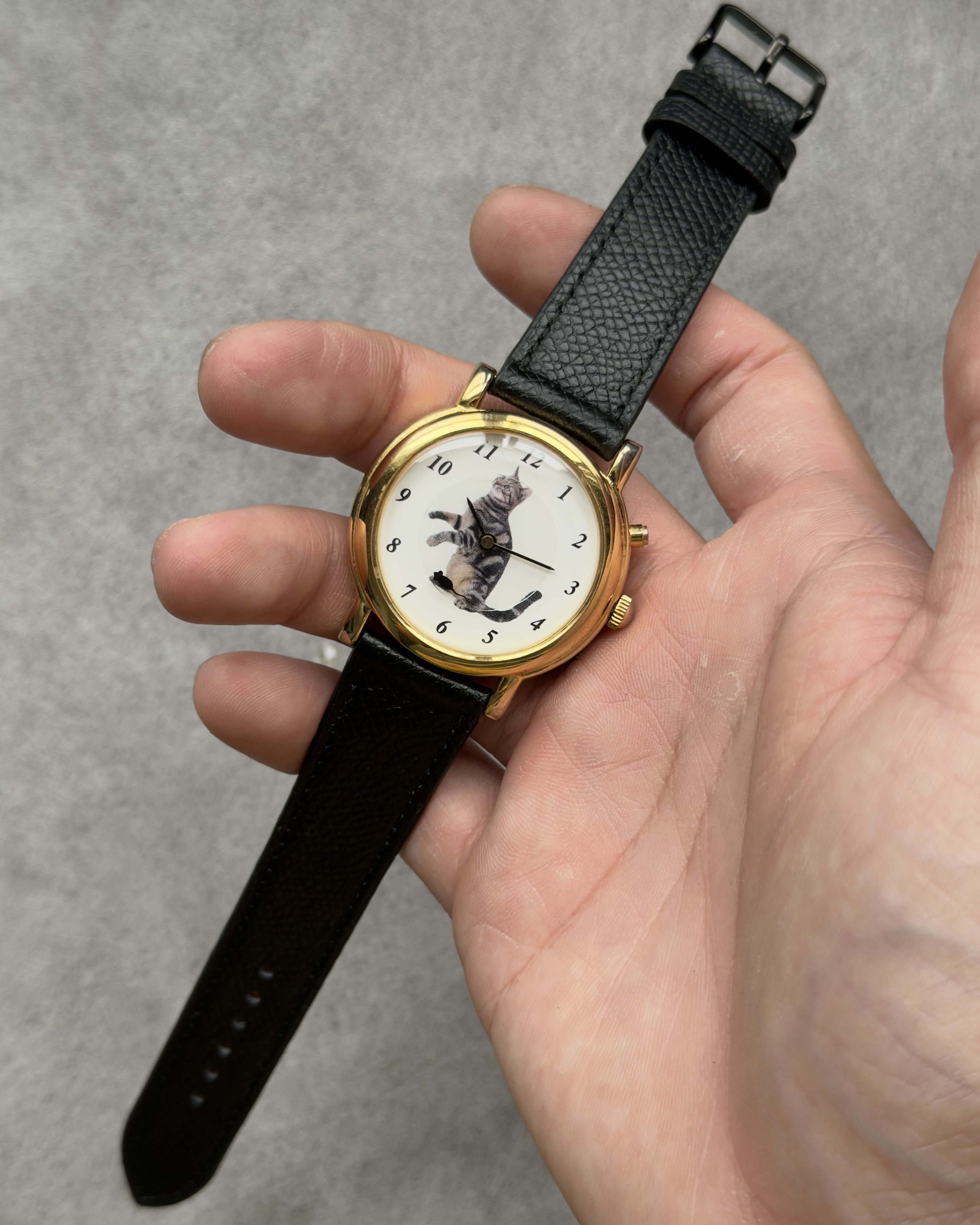 YHC PLAYFUL CAT CHASING MOUSE VINTAGE QUARTZ WATCH | Artizen Store