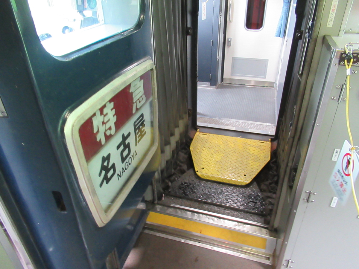 引退目前！ レトロすぎる近鉄特急12200系「スナックカー」で大和八木