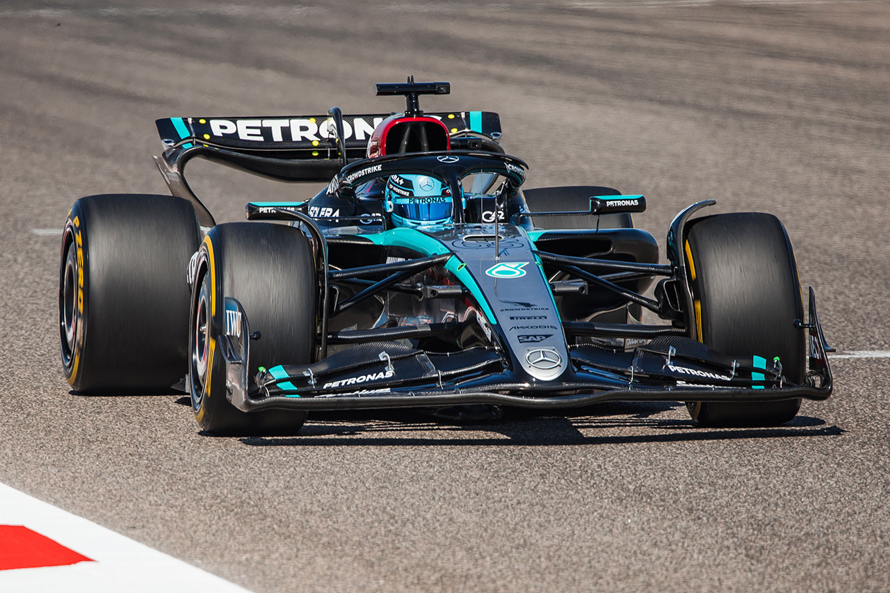 メルセデスW15は「W14よりドライブしやすい」とラッセル。新型フロント