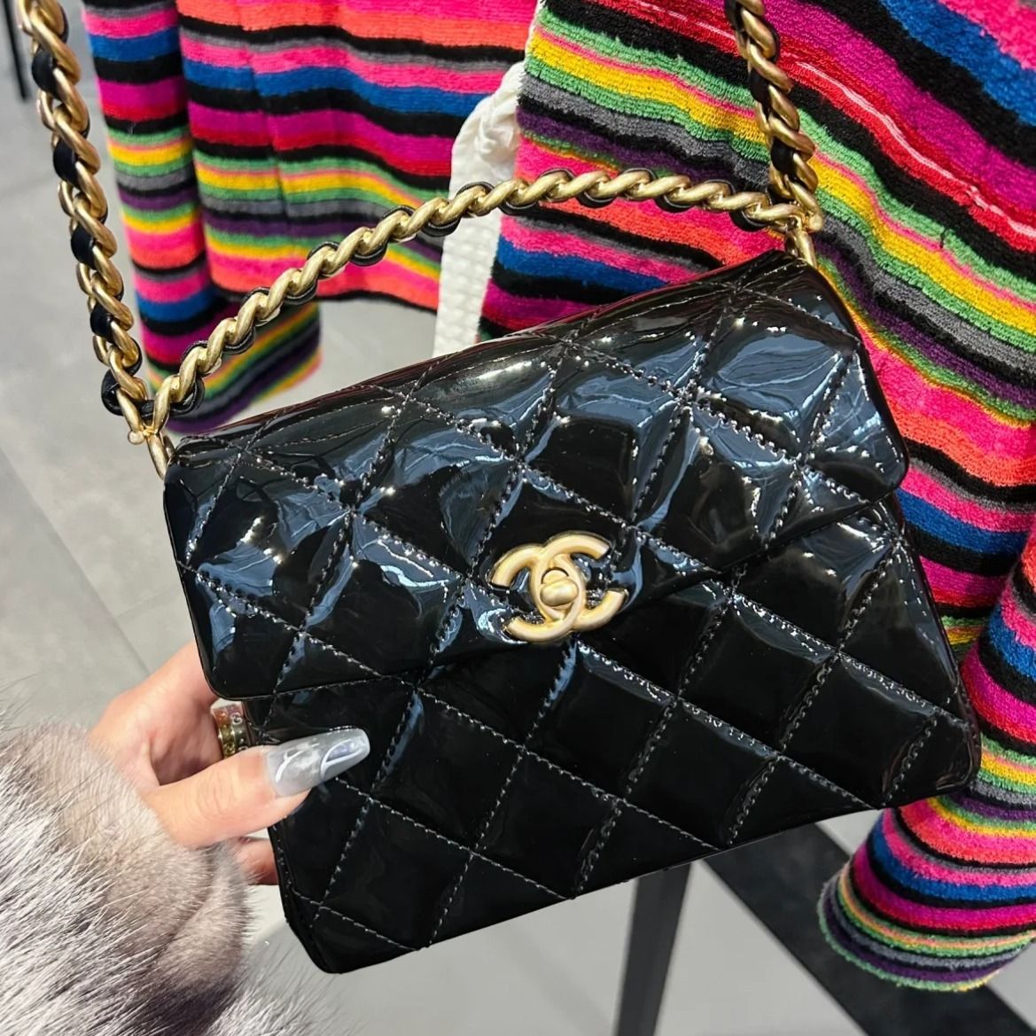 中も可愛い】CHANEL トップハンドル フラップバッグ エナメル (CHANEL