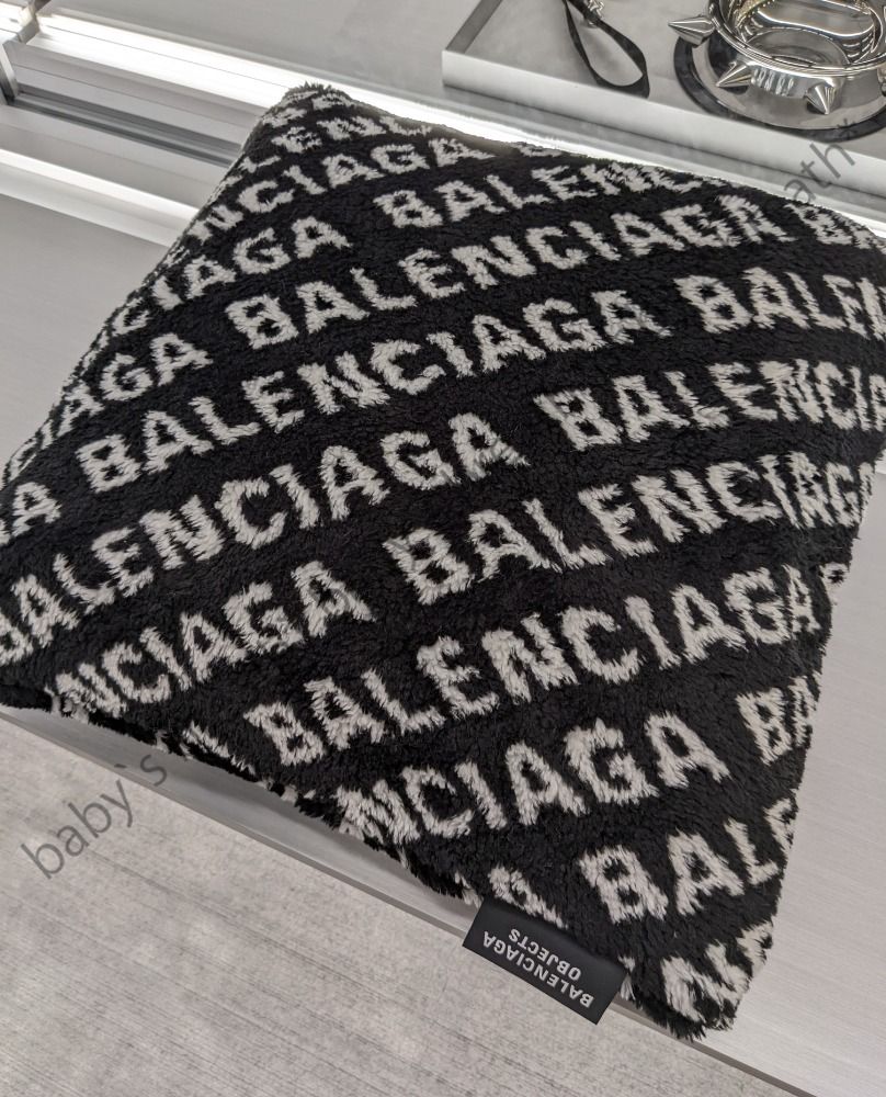 国内発送☆BALENCIAGA】ALLOVER LOGO クッション ブラック (BALENCIAGA