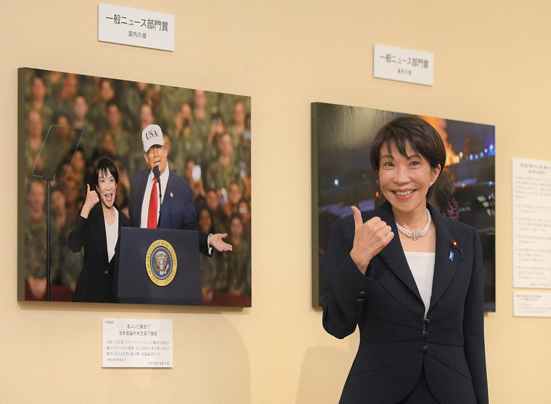 タイガース優勝の写真に「よし！」 高市首相が報道写真展を鑑賞 | 毎日新聞