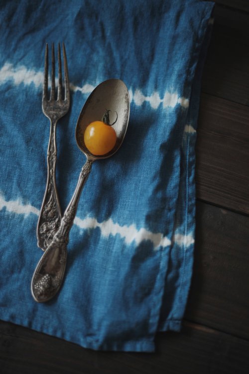 ブルー染めたテーブルクロス、手作りの絞り染めリネンテーブルクロス