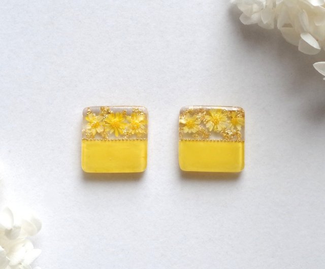 レジンアート バイカラーのお花のピアス・イエロー アトリエ梔子荘