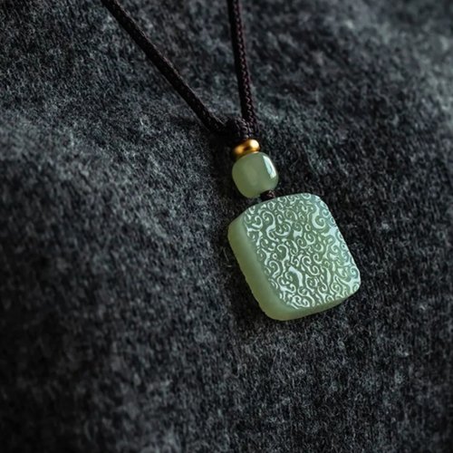 送料無料 12%OFF】和田玉 祥雲無事牌ネックレス まつぼっくり手作り