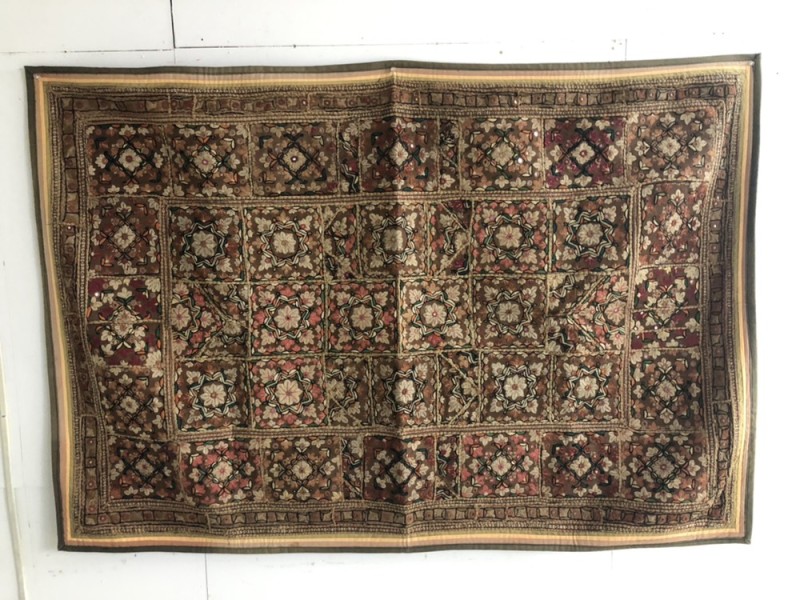 インド グジャラート州 刺繍・ミラーワーク 壁掛け布 （150×102cm