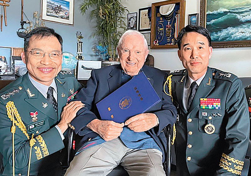 韓国戦争トップガン」98歳の米元パイロットに「平和の使徒」メダル